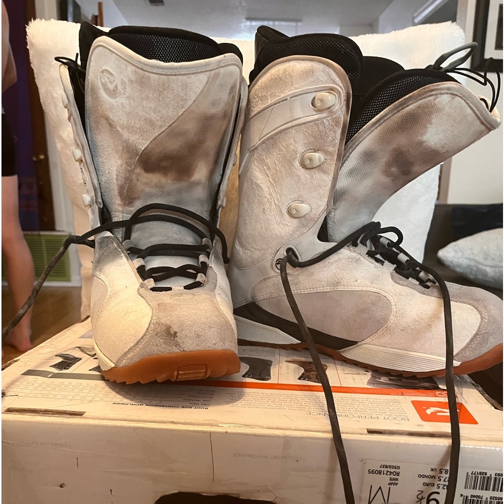 Mens Ride Snowboard boots. - Picture 2 of 4